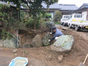 石積み作業中